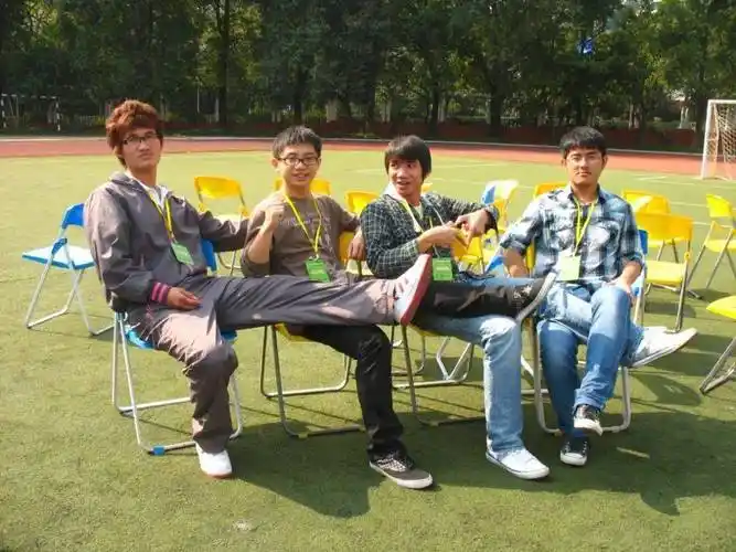 独家| 带着头盔跑路演,他是我今年见过心最大的导演