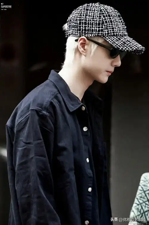 街拍路透曝光!王一博新发色帅疯了_头戴鸭舌帽难掩潮男气质 图2