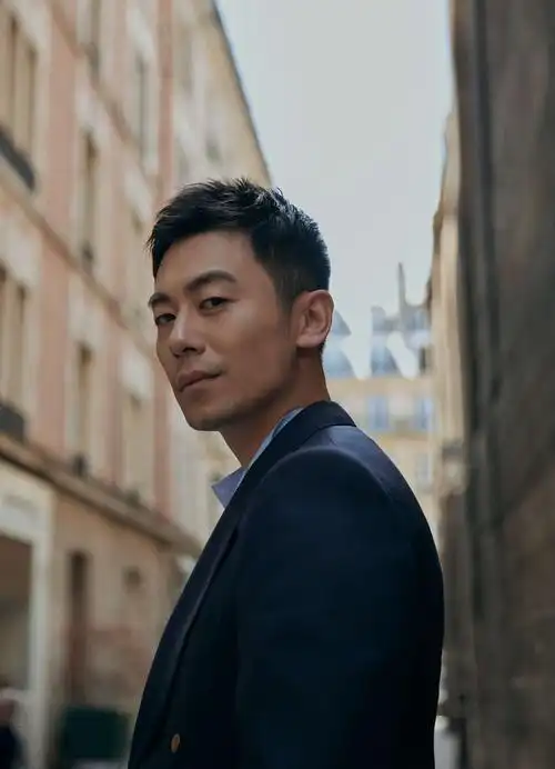 朱亚文巴黎男装周最新街拍曝光儒雅气质尽显英伦风范