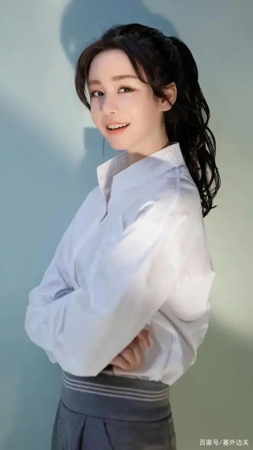 女神邱意浓,小巧的脸蛋配上时尚红唇,尽显迷人气质!