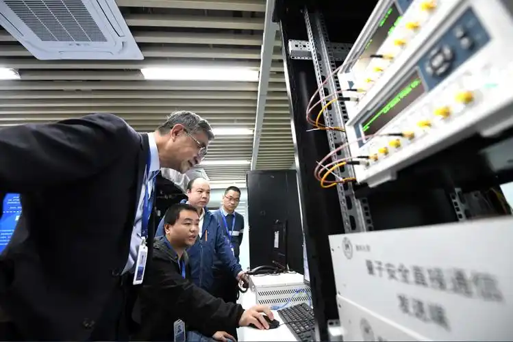 在北京量子信息科学研究院的实验室里,龙桂鲁教授与研究人员正在进行