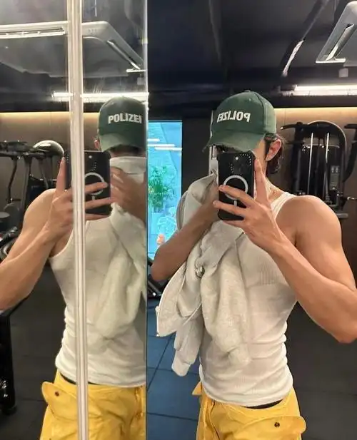 他还展示着自己的健身成果:双开门冰箱的身材和背心下难以掩饰的腹肌