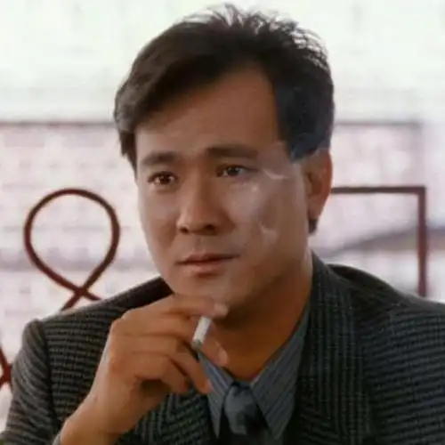 68岁李修贤近况罕曝!大腹便便路边拍戏无人识,曾与周润发齐名