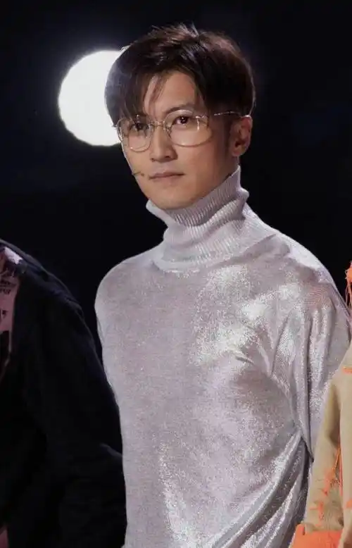 谢霆锋保持少年感靠发型,梳背头扎小辫不算啥,直接用熨斗烫才狠_效果