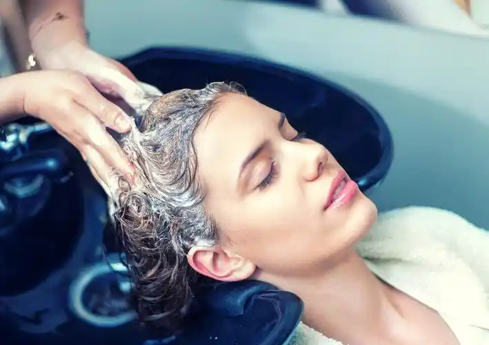 早上洗头还是晚上好?难怪一洗头就掉头发