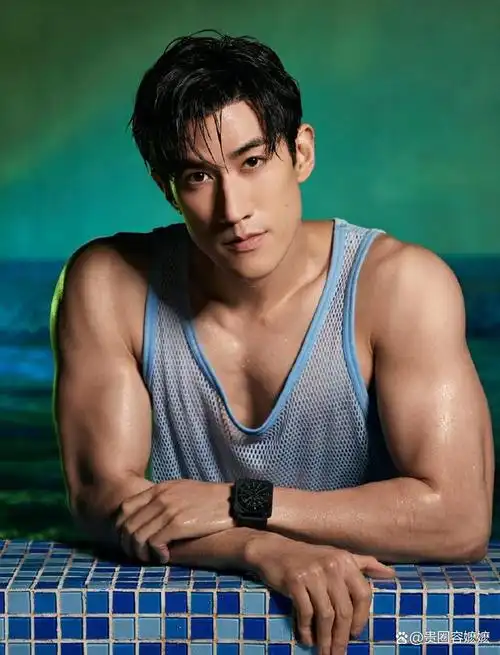 被35岁李治廷帅到了!穿背心大秀八块腹肌,堪称行走的荷尔蒙