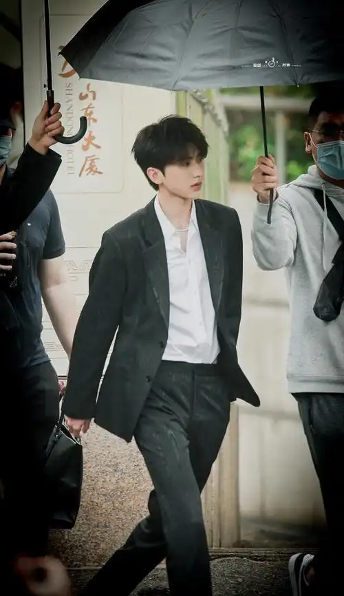 210426蔡徐坤黑西装亮相奔跑吧发布会贵气十足的霸总坤帅气来袭