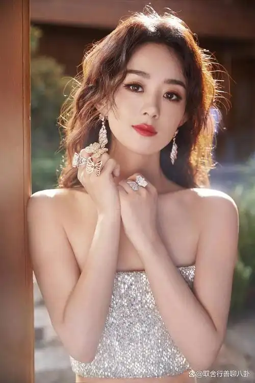 赵丽颖穿亮片抹胸秀香肩蛮腰,沐浴微光中美似女神,画面唯美动人