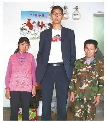 爸妈身高1米6,儿子却长到1米9,3次亲子鉴定后爸爸更郁闷了