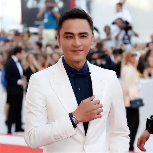 明道饰演的霸道总裁单均昊在外形和仪态上就很优秀,一米八以上的身高