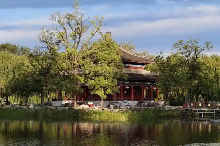 晨光中美丽的圆明园鉴碧亭