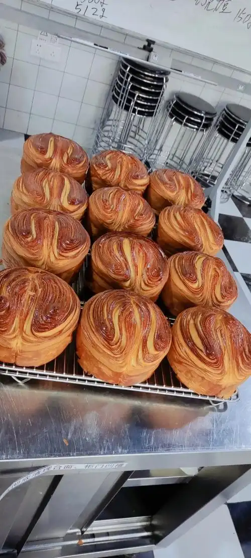 香甜松软的手撕面包