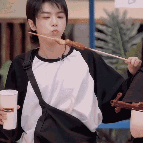 可爱香香糯糯的饭团97@华晨宇yu看着好好吃的样子哈哈哈哈奶呼呼也