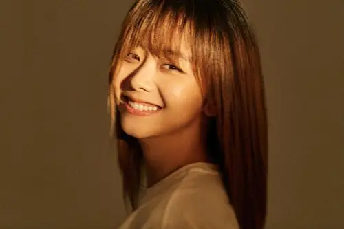 谭松韵生日写真曝光多种情绪转变充满故事感