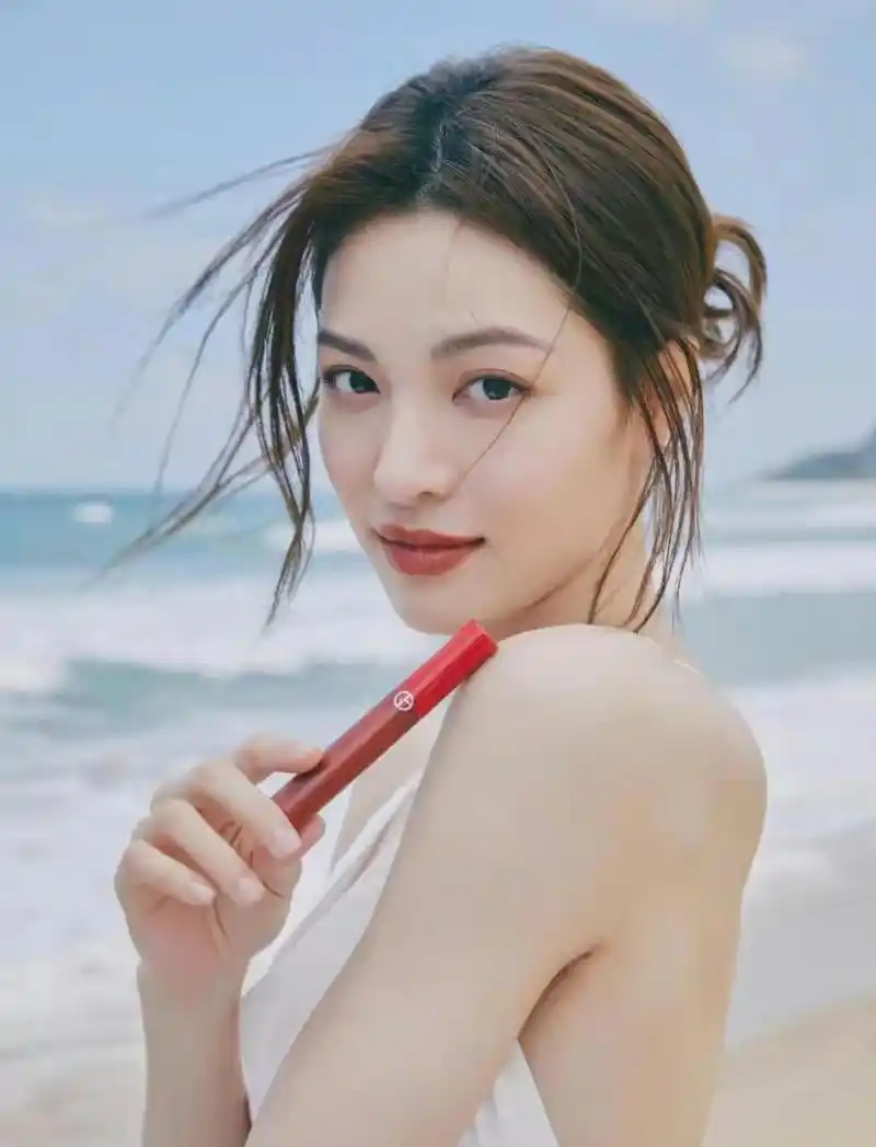 钟楚曦海边写真,一袭白色吊带裙,肌肤白皙,俏丽动人