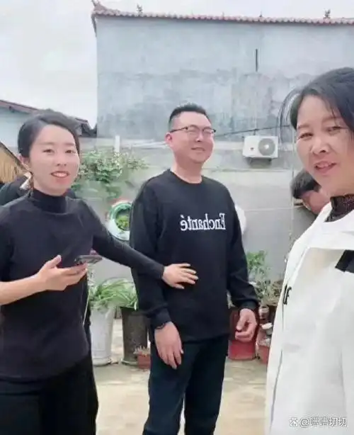 田静晒全家福,郭威的形象变化大,网友的评论出奇的一致