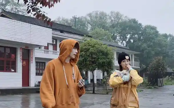 张艺兴不喊杨紫姐,新称呼甜到观众以为幻听,单身30年开窍了?