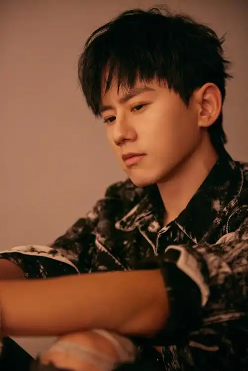 昨晚,@张杰在#super光影扬州音乐节#演唱《龙吟》,《天下》,《身骑