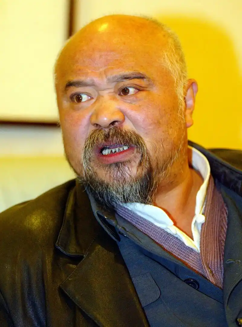 没戏拍的演员李琦,近日在公园摆摊卖烤串,引起网友热议.