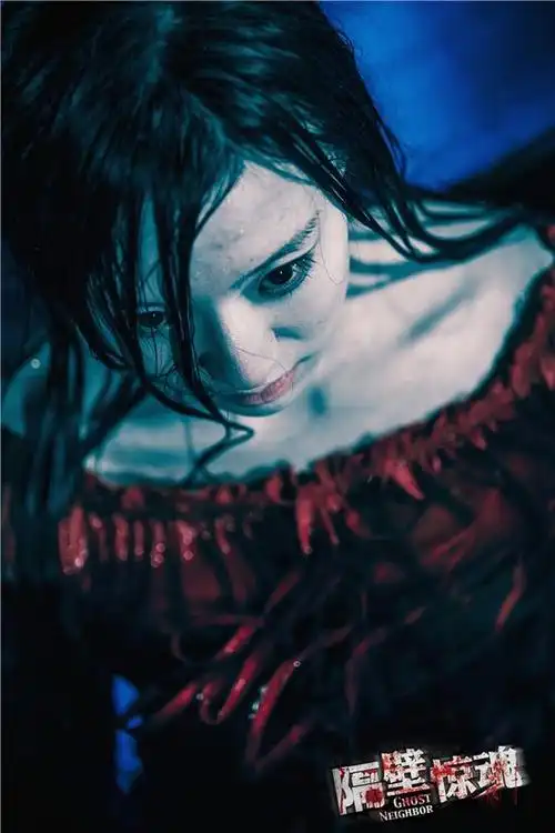 "红衣女鬼"恐怖来袭