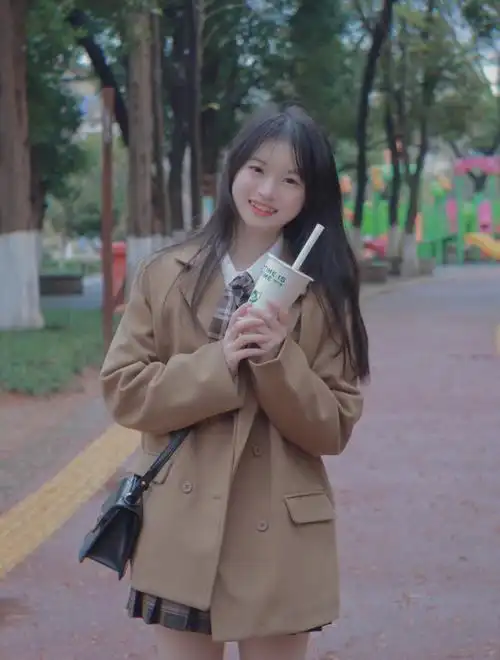 公园拍照奶茶甜还是我甜