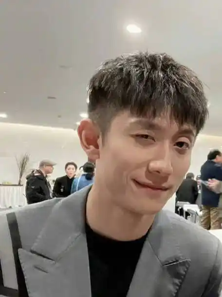 好久不见的新鲜的张一山,居然晒出了自拍,这个发型也太帅了吧