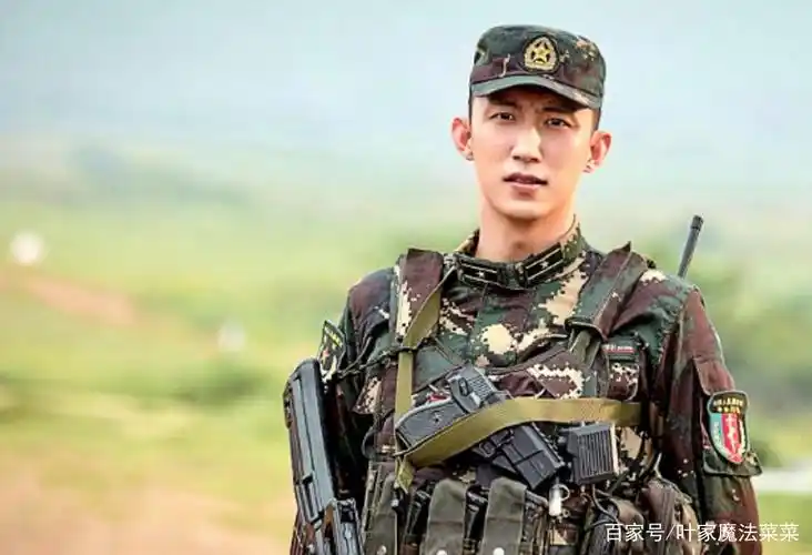 黄景瑜在《爱上特种兵》饰演东南战区最优秀的少校军官梁牧泽.