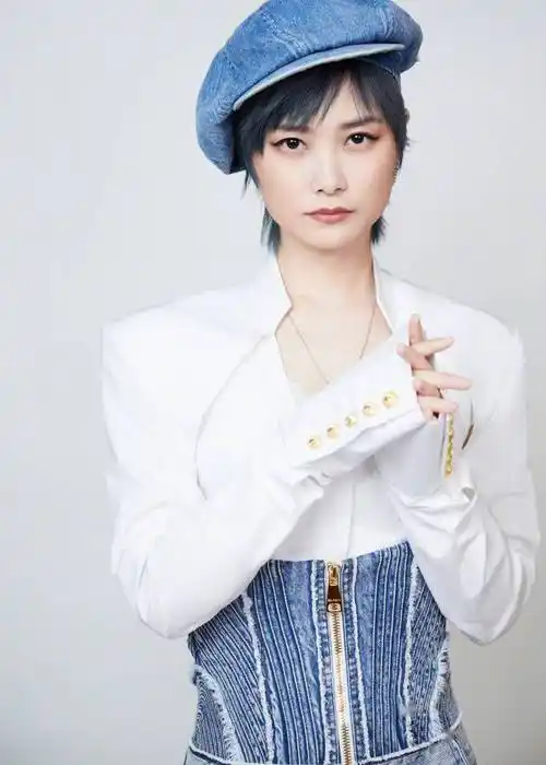 李宇春《央视夏日歌会》造型写真释出 链条高腰裤配贝雷帽甜酷范_牛仔