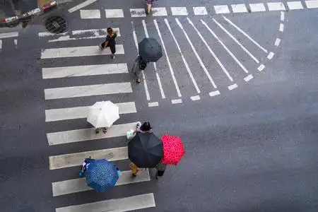 雨天街头行人过马路图片
