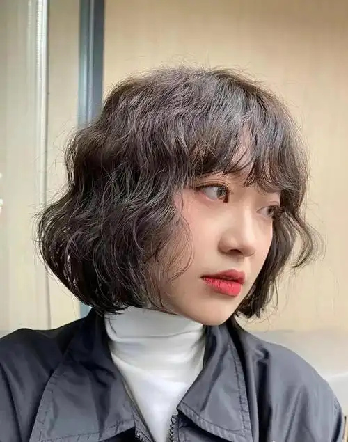 2022短发烫发发型图片女减龄 超级显脸小的短发造型