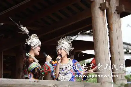 风雨桥上飘来了油茶的浓香,侗族姐妹正在对唱山歌《油茶好比党恩情》.