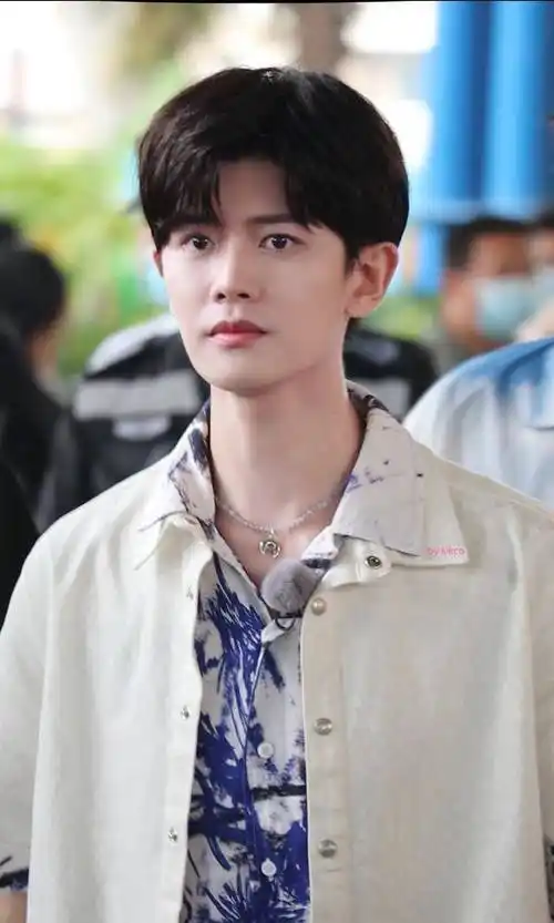 任嘉伦深夜发文告别机场,粉丝留言令人忍俊不禁,互动