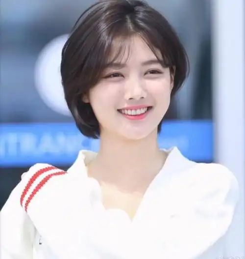 大圆脸"高档次"的发型:慵懒风气质端庄有气质