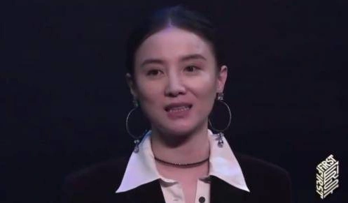 宋佳穿着清凉抽烟旧照被曝光,颠覆往日清纯形象,网友:像老烟手