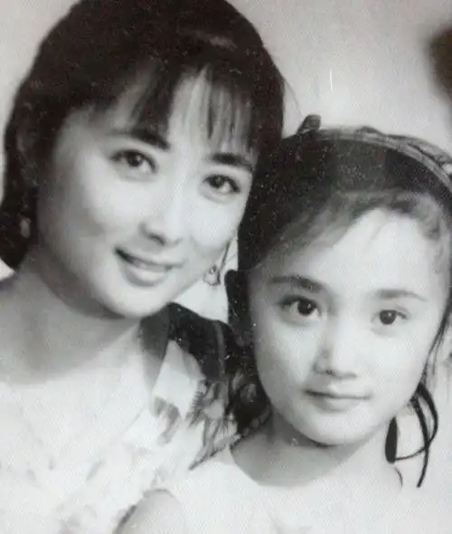 回顾侯长荣与妻子红楼相遇结婚37年生一女生活幸福美满