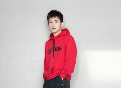 易烊千玺自曝初恋阿深,易烊千玺说不找圈内