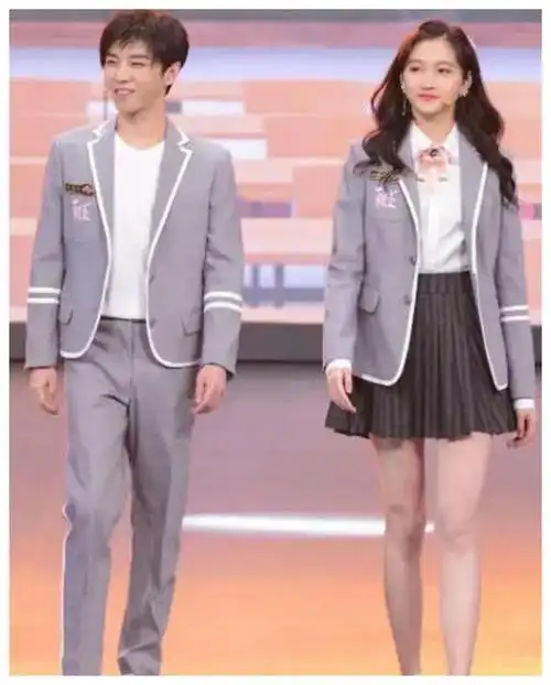 当关晓彤脱掉鞋子和173华晨宇同框大家觉得谁的身高在说谎