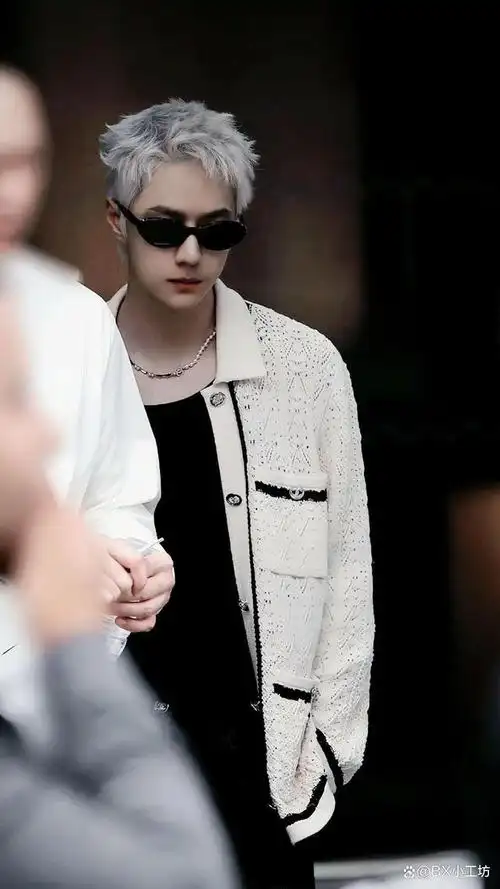 香奈儿全球品牌形象大使王一博身穿chanel2024春夏预告系列外套出席"