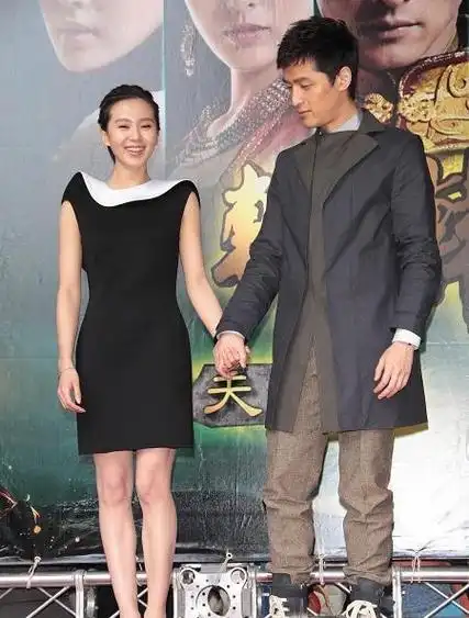 拍摄《轩辕剑》时,明明胡歌和唐嫣才是官配,但在发布会上,胡歌依旧牵