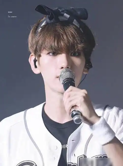 边伯贤生日ins更新:曝入伍前剃寸头冲上热搜,网友却不以为然