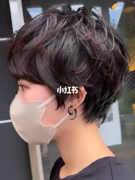 女生超短发烫发分享蓬松感纹理短发