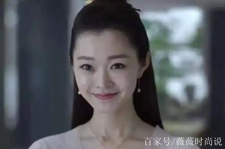 戚薇和宋轶比腿白,高抬腿却忘了穿的是短裙,有点晃眼睛