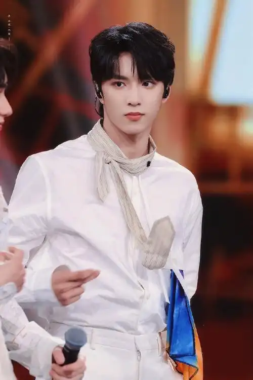 刘耀文看的是恐怖片吗##刘耀文为身材认输##时代少年团 串烧