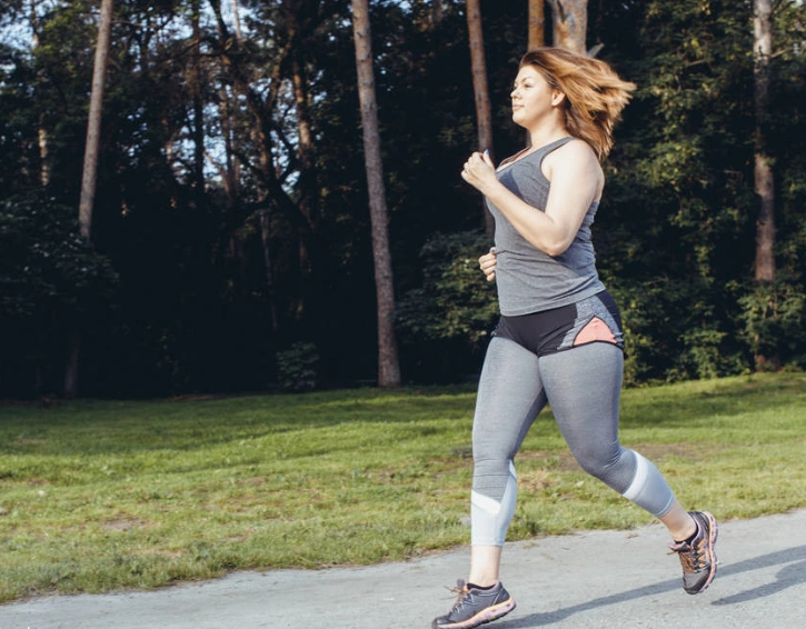 女生减肥每天跑步3公里,坚持跑了1个月,看身材变化怎么样