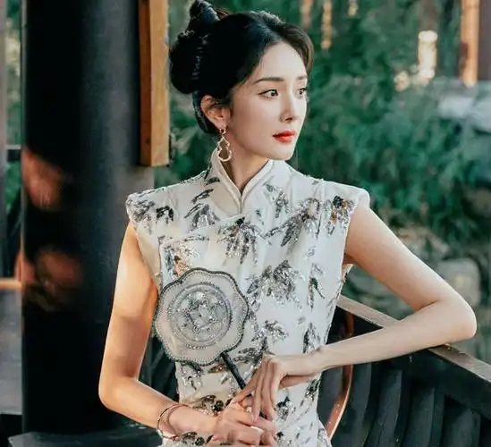 杨幂身着m essential特别定制密竹刺绣改良式旗袍