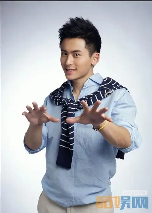 张哲瀚帅气写真