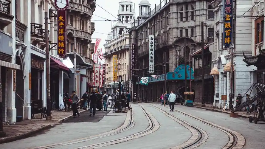 时尚美女自驾柯米克探寻老上海