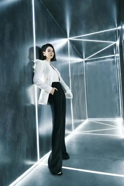 在录制第一期《女子推理社》时,戚薇在微博自爆当时体重是130斤,她还