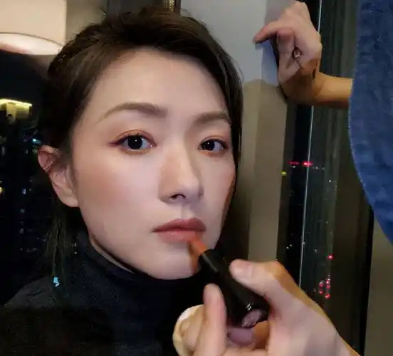 万茜晒360度自拍近照来看看38岁的明星皮肤和颜值怎么样