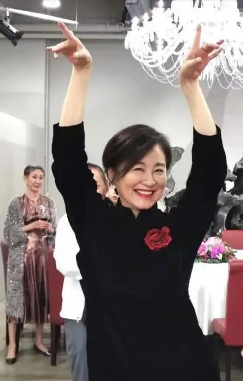 舞姿优美林青霞生日惊喜跳舞开怀大笑红高跟显超浓女人味